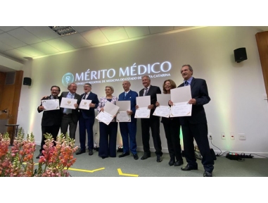 Médicos e médicas do Sul recebem reconhecimento do CRM-SC